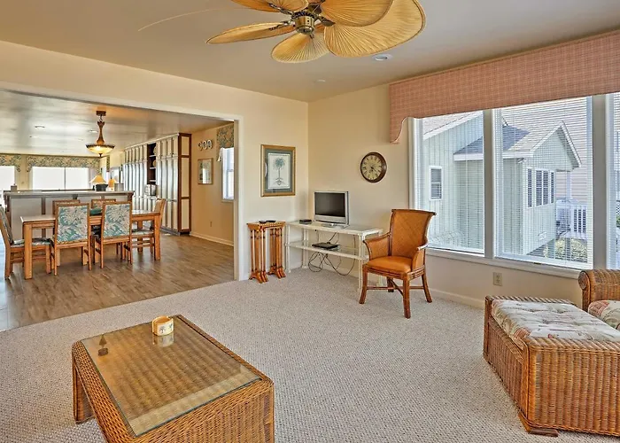 Family-Friendly Vacation Home: Steps To Beach!